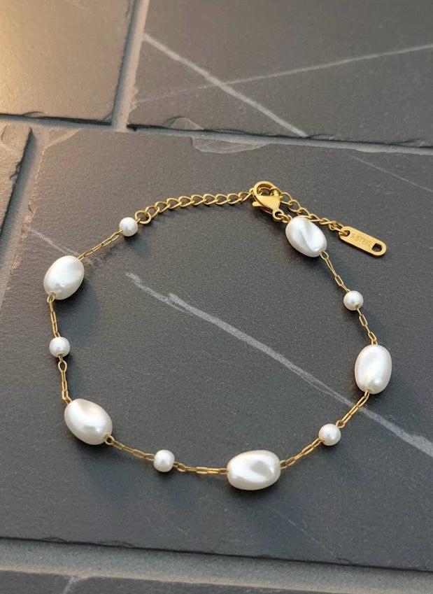 Baroque Pearl Station Paperclip Chain Bracelet detail